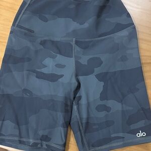 ALO Yoga Camouflage Bike Shorts - Black and Gray